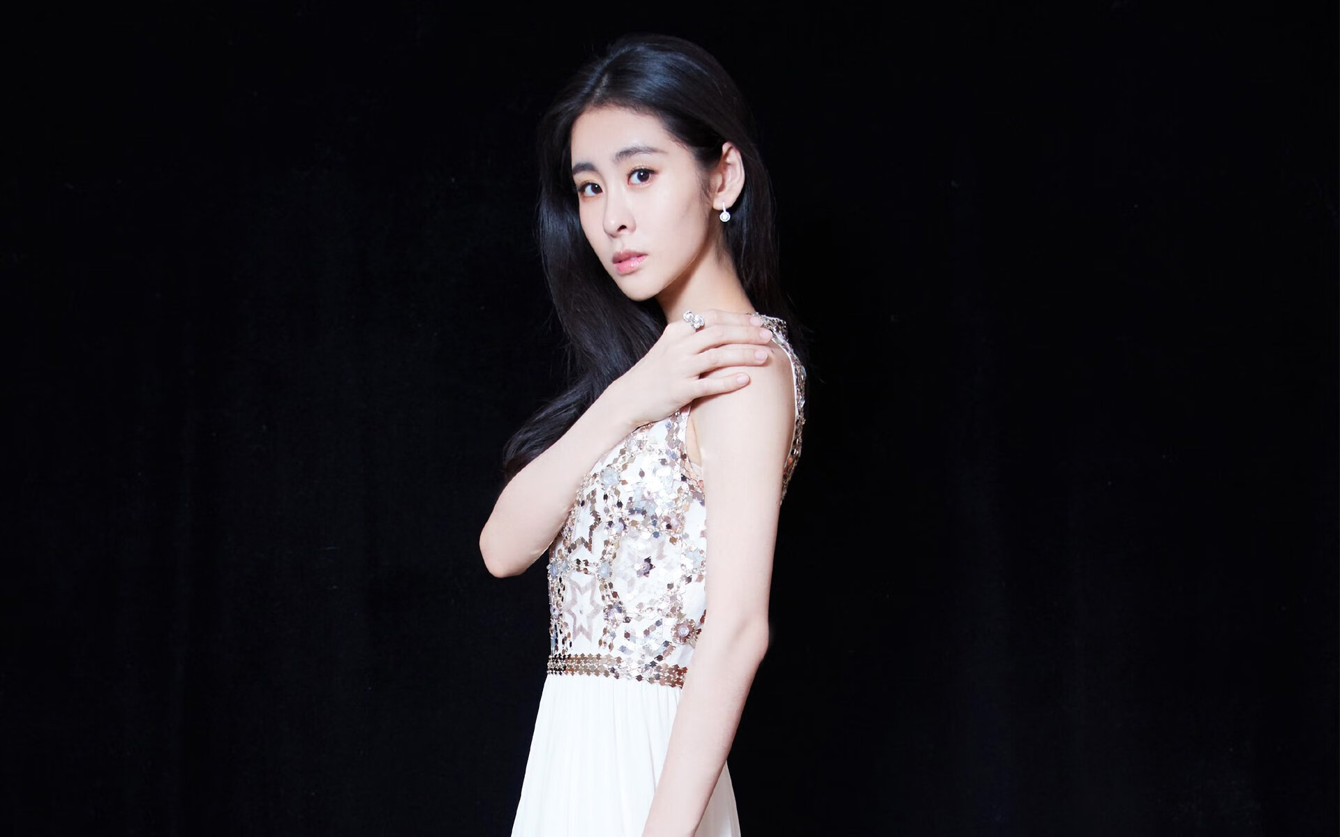 乐鱼体育app官网-中国女篮晋级八强 球迷现场打出加油标语,中国女篮加油口号